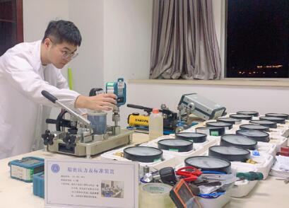 蚌埠计量测试研究所开展公交车压力表检定工作