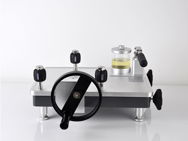 HSIN612台式油压泵助力栾川县产品质量检验检测中心筑牢计量防线